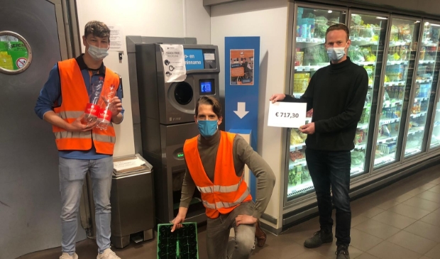 <p>Jason, Rik en Edwin tijdens de onthulling van het totaalbedrag.</p>