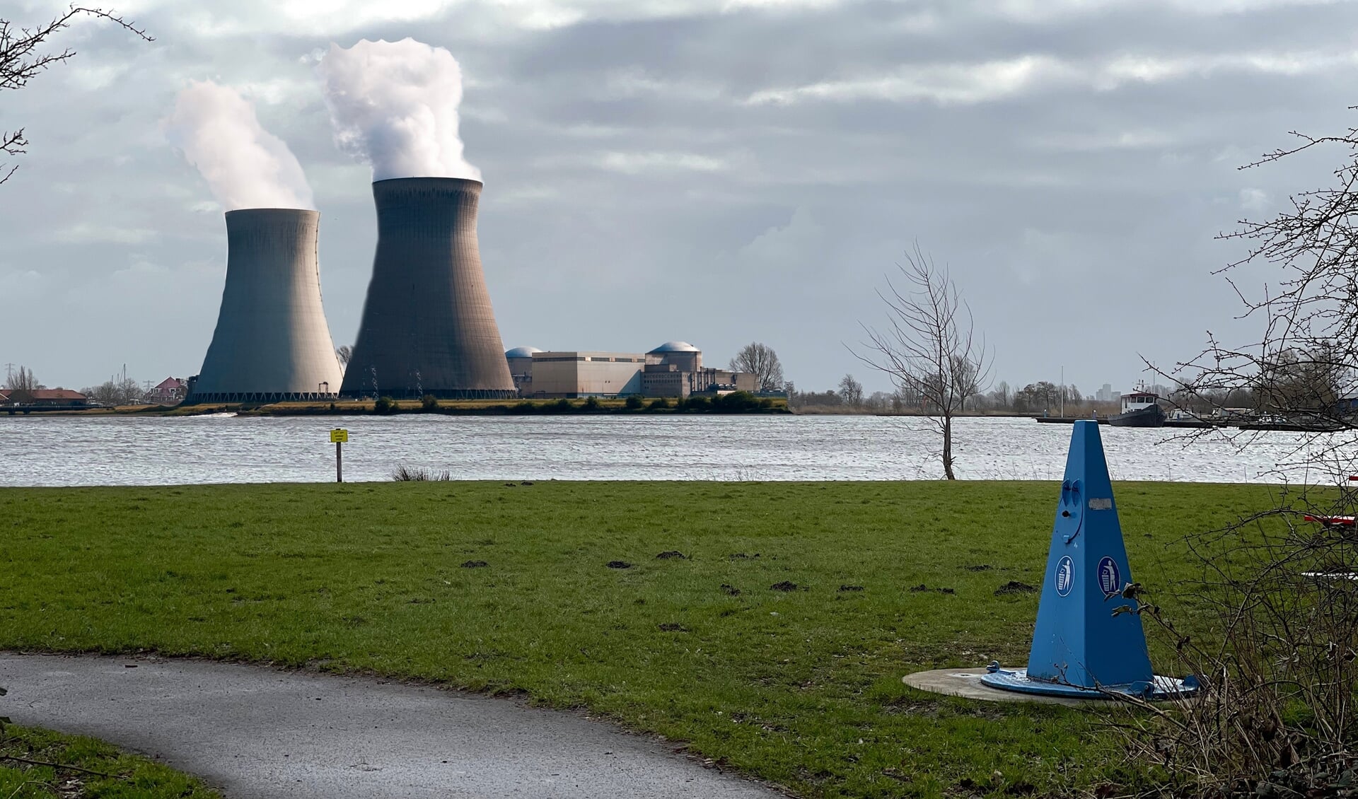 Impressie van hoe een kerncentrale in het Uitgeester landschap eruit zou kunnen zien.