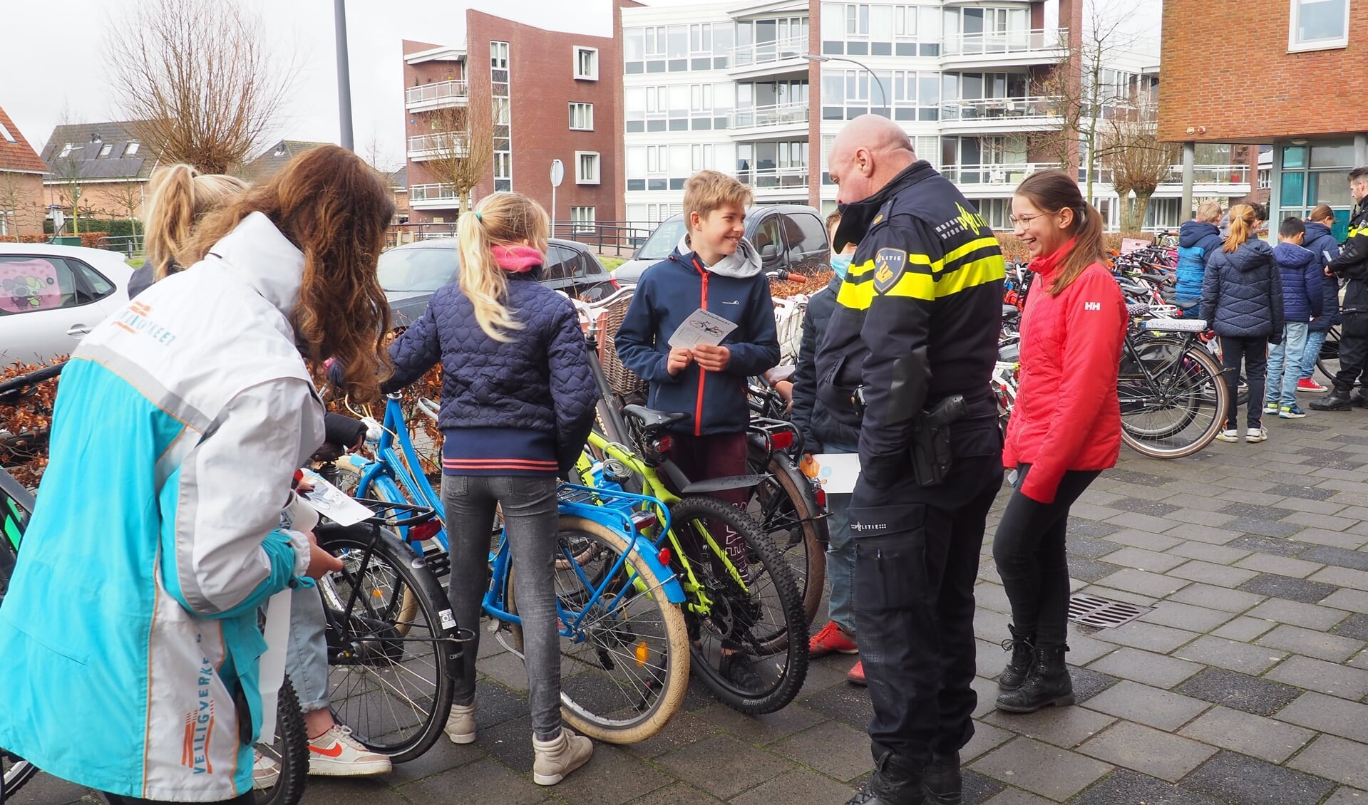 In samenwerking met VVN voeren de wijkagenten van Uitgeest fietscontroles uit bij basisschool Kornak.