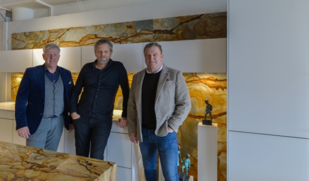 Rob, Sander en Marcel bij een van de fraaie keukens die te bezichtigen is in een van de showrooms.