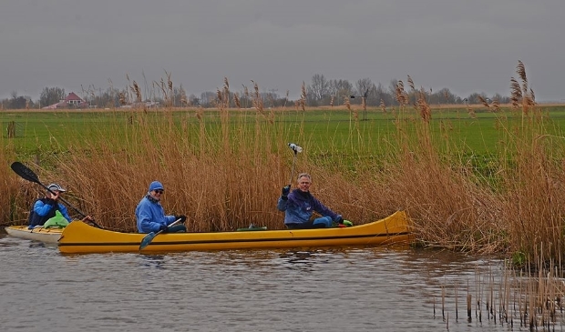 En ja hoor, weer een plastic flesje tussen het riet.