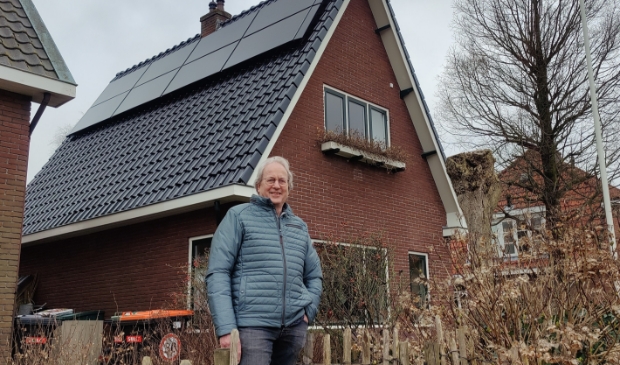 <p>Dick Mol voor zijn woning met PVT-panelen.</p><p><br></p>