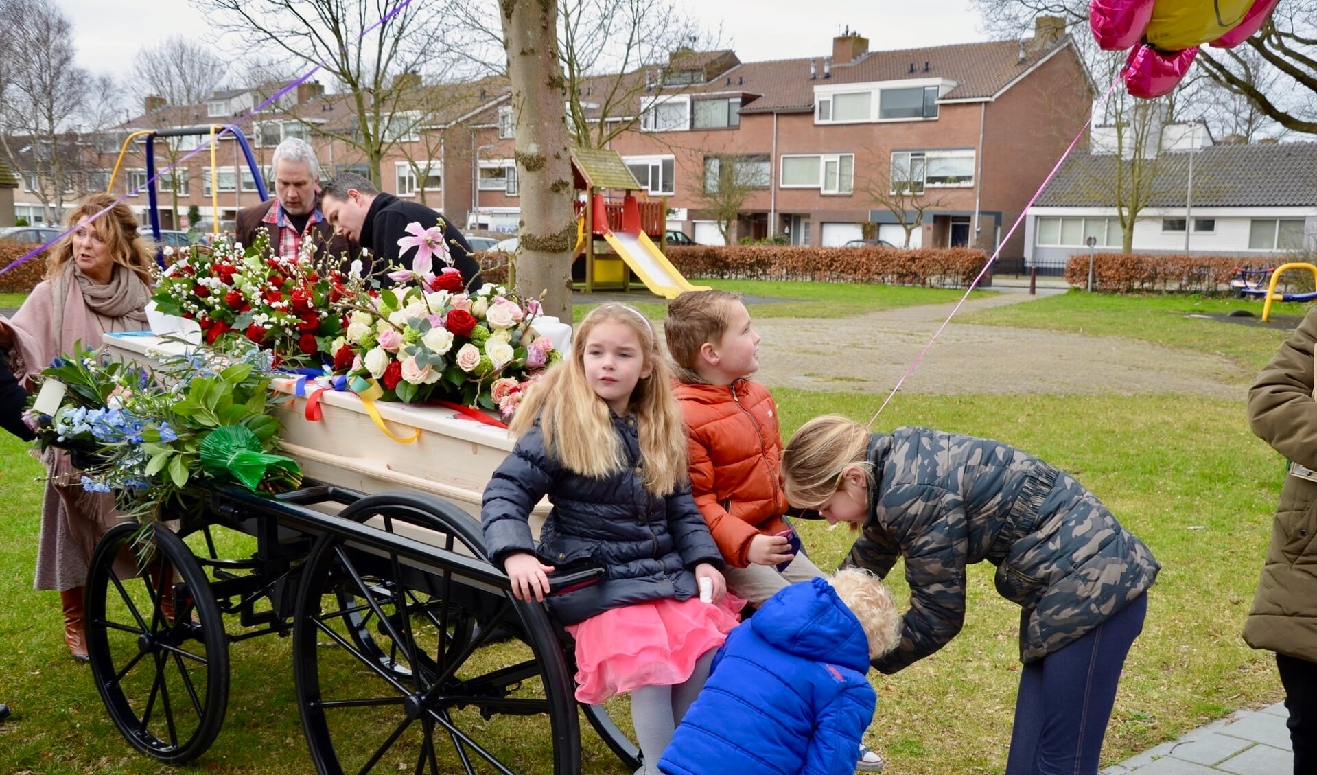 Gijsje (l) tijdens een bijzondere uitvaart in Egmond aan den Hoef met een afscheid in het Slotkapel en de begrafenis op Karmel. 