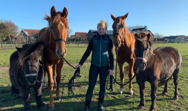 Maud van Velzen met haar paarden.