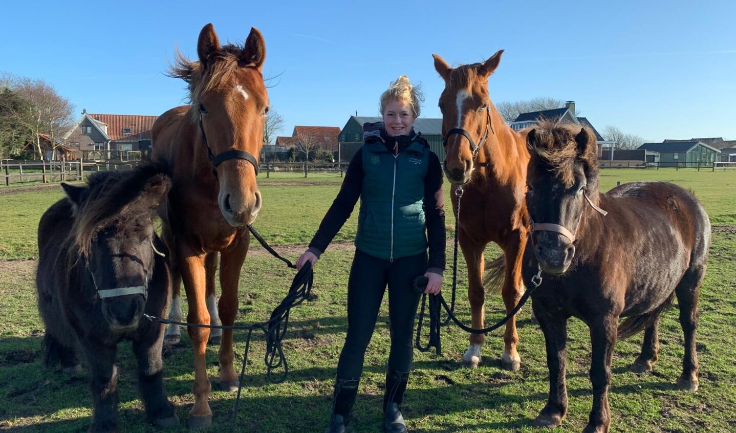Maud van Velzen met haar paarden. 