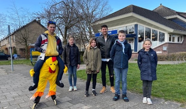 <p>Tijdens de vossenjacht krijgen de kinderen van Scouting Uitgeest opdrachten van gek verklede 'vossen'.</p>