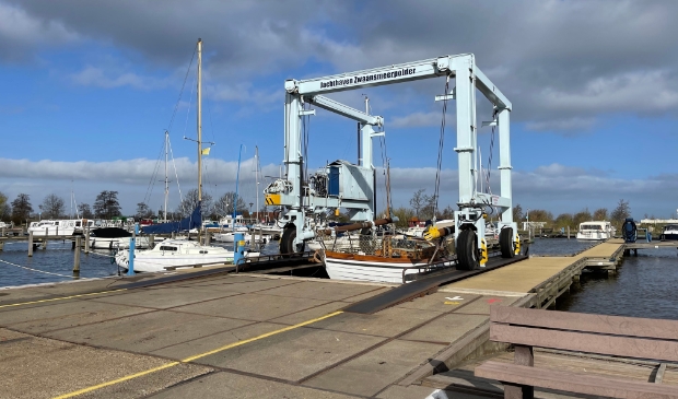 Druk met tewaterlating van boten bij Jachthaven Zwaansmeerpolder.