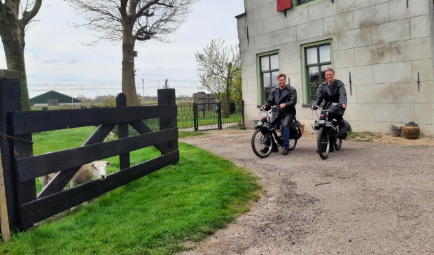 <p>Harm en Maaike op de solex.</p>
