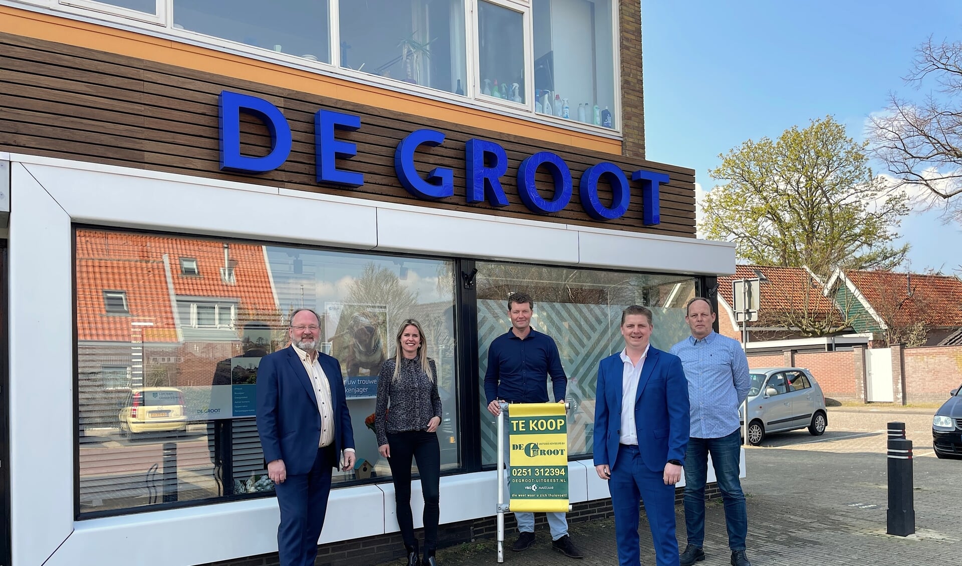 Team De Groot Makelaardij: vlnr Peter de Groot, Esther van Coezand, Ronald van den Booren, Martin Hollenberg en Hans Molenaar.