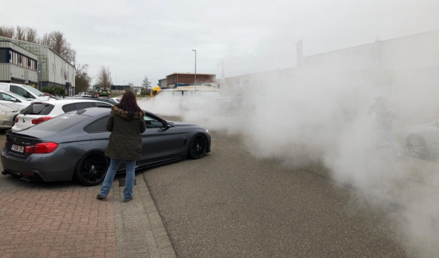 Zo'n vijftig auto's vertrokken vanaf de Westerwerf voor een 'rustige' tour richting Rotterdam.