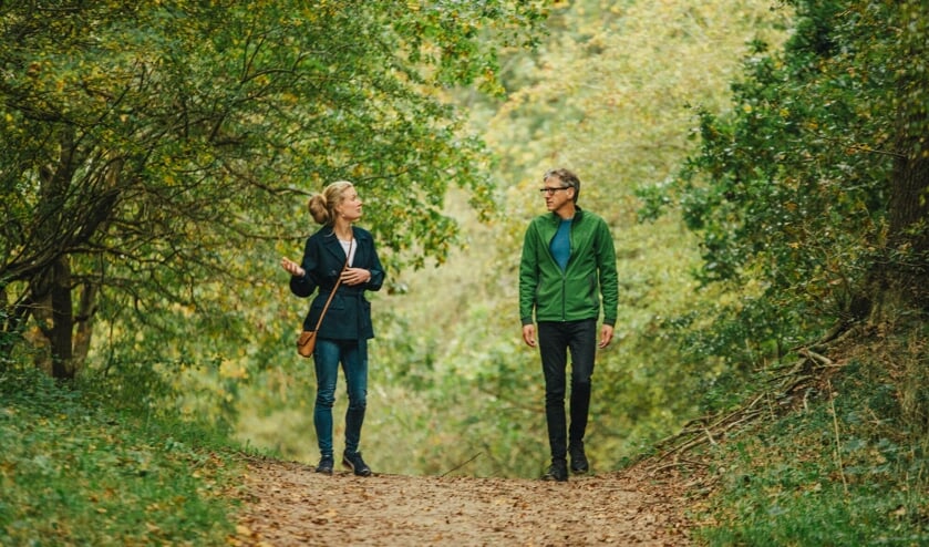 <p>Wandelcoach Frank Schalken met klant.</p>