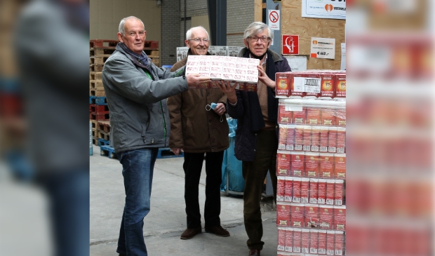 <p>Symbolische overdracht van de koffie door de president van de Lionsclub Alkmaar Phoenix (links) aan de voorzitter van de Voedselbank Alkmaar.</p>