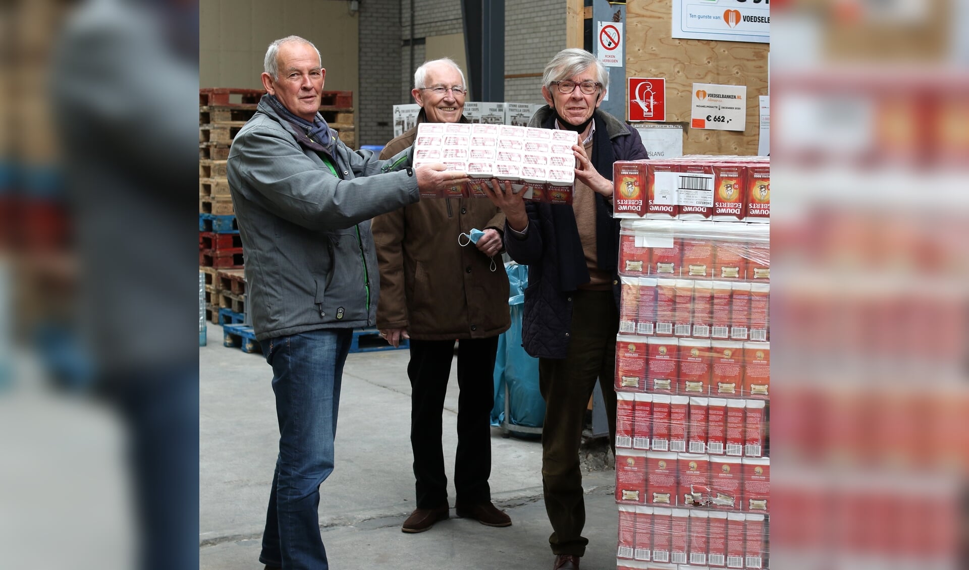 Symbolische overdracht van de koffie door de president van de Lionsclub Alkmaar Phoenix (links) aan de voorzitter van de Voedselbank Alkmaar.