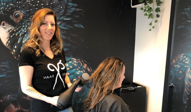 <p>Sonja Haazelager aan het werk op haar prachtige Haar Etage.</p>