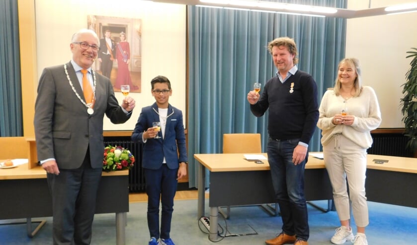 Gedecoreerde Bas Michielsen (tweede van rechts).