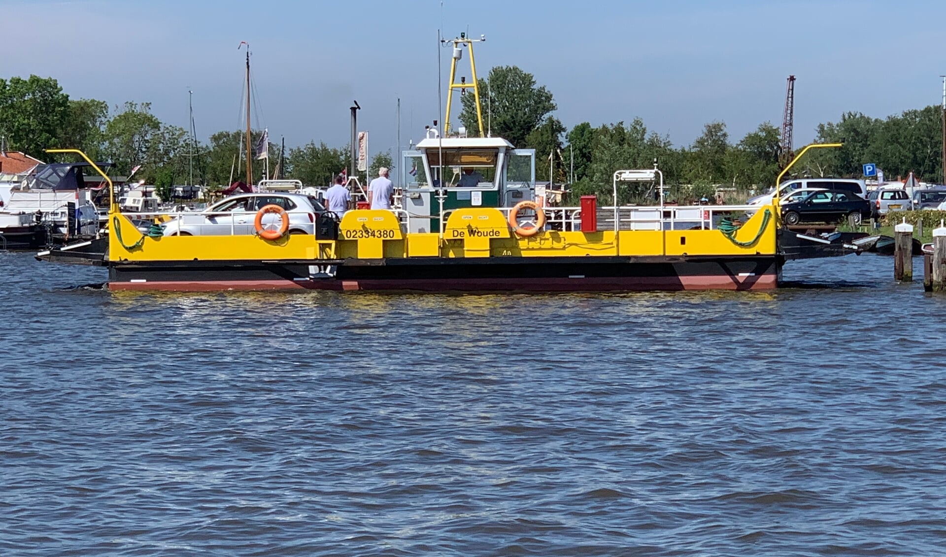 Alleen met de pont kun je de oase van rust beleven op De Woude.