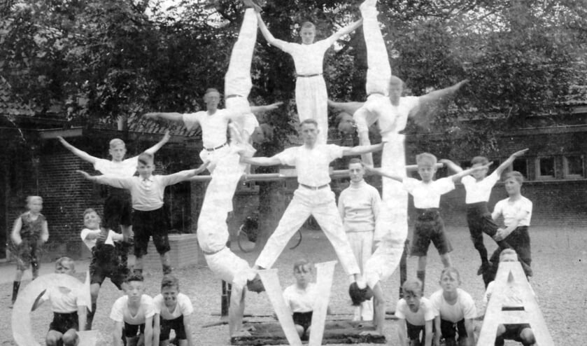 <p>Turnvereniging Akersloot op het schoolplein rond 1940.</p>