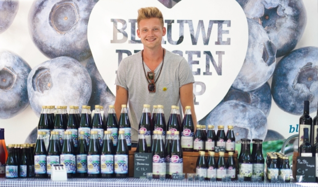 Zoon Jazz achter de kraam op de zaterdagmarkt in Bergen.