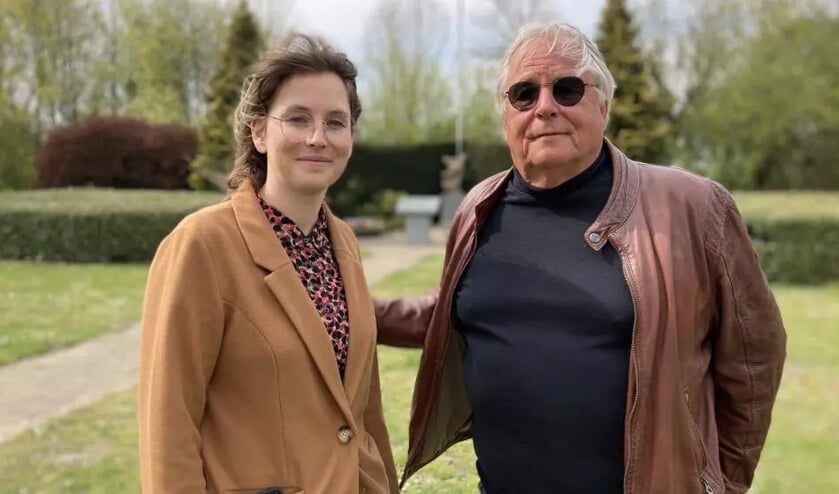 Ellemieke en Anton Middelhoff bij het oorlogsmonument van Castricum.