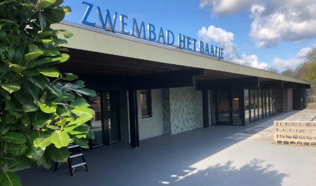 <p>De oude toegangshekken, met de evenzo herkenbare draaipoorten, zijn verdwenen. De oude letters prijken nog wél bovenop de ingang.</p>