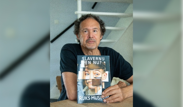 <p>Een van de samenstellers van de tentoonstelling is Heilooër Robin Raven.</p>