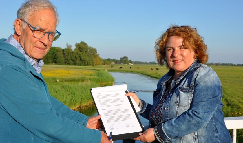 <p>De handtekeningen werden gezet door voorzitter Rita Springer van Kist en Oer-IJ secretaris Jos Teeuwisse </p>