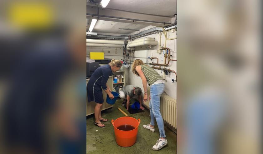 De kelder van de Radboudschool leeg geschept en diverse lokalen gedweild.
