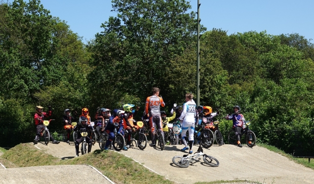 Top BMX-ers Justin Kimmann en Mitchel Schotman gaven een training bij De Boscrossers.