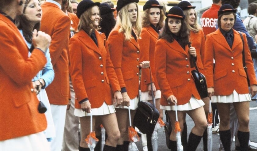 Ans Pieters met turnteam (6e van rechts) tijdens de Olympische Spelen in 1972.