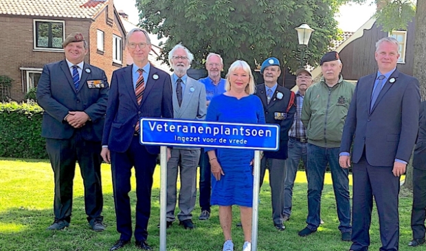 Dannij van der Sluijs, initiatiefnemer van het Veteranenplantsoen (links op de foto).
