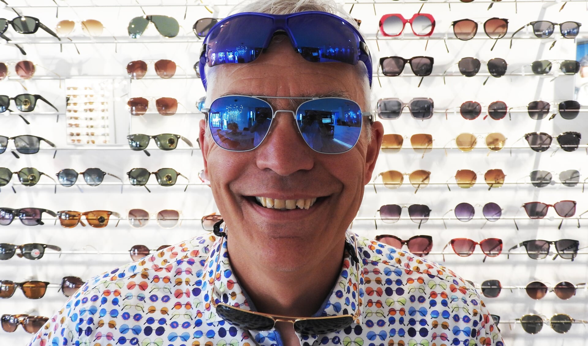 Lex Klein Schiphorst van Bossinade met een deel van de sublieme collectie zonnebrillen. 