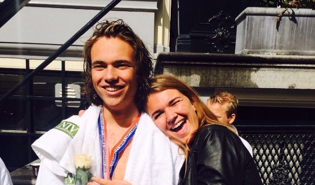 <p>Cas Houben en zijn zus Sam Houben na Amsterdam City Swim 2016</p>