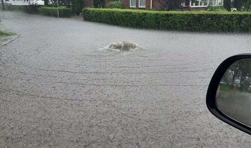 Wateroverlast juni 2021 in de Schoollaan te Limmen.
