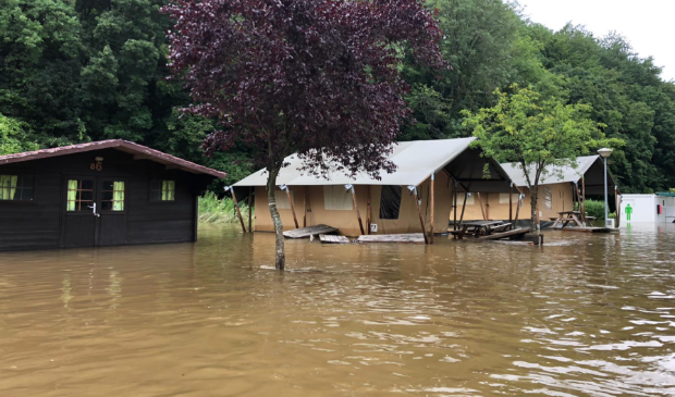 <p>De blokhutten en safaritenten onder water.</p>