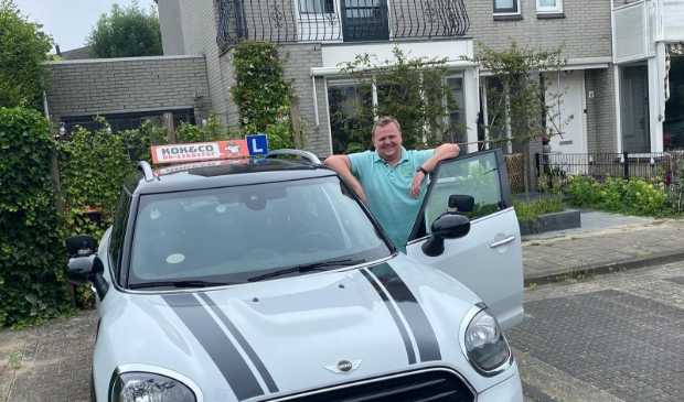 Rij-instructeur Jari Kok zorgt voor uw rijvaardigheid in een Mini-Countryman.