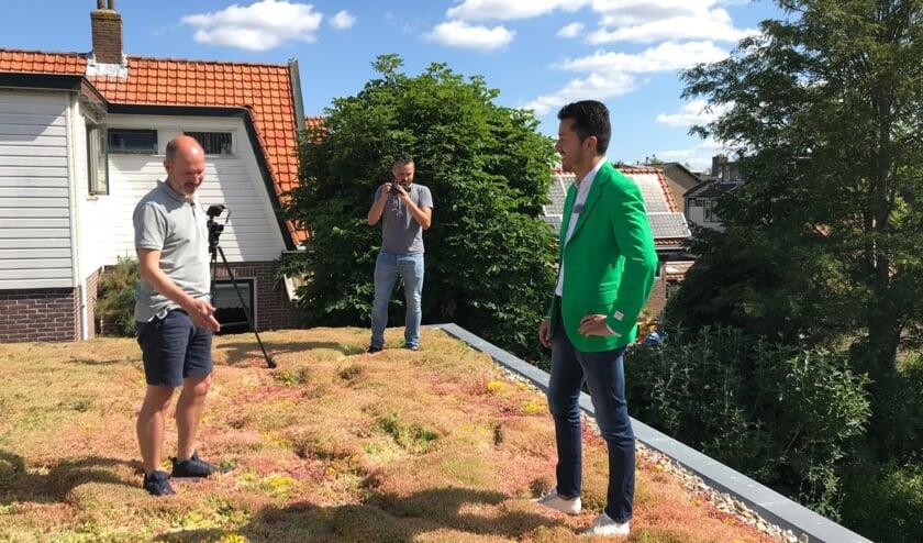 <p>Groene reporter Raoul Santibañez op het groene dak van Roger Jochems uit Sint-Pancras.</p>