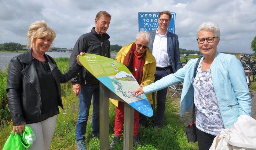 V.l.n.r.: Klazien Hartog, lid van het dagelijks bestuur bij Hoogheemraadschap Hollands
Noorderkwartier, voorzitter van de Stichting Oer-IJ Evert Vermeer, routemaakster Lia Vriend,
dijkgraaf bij Hoogheemraadschap Rijnland Rogier van der Sande en Bea de Buisonjé, lid van
het dagelijks bestuur bij Waterschap Amstel, Gooi en Vecht.