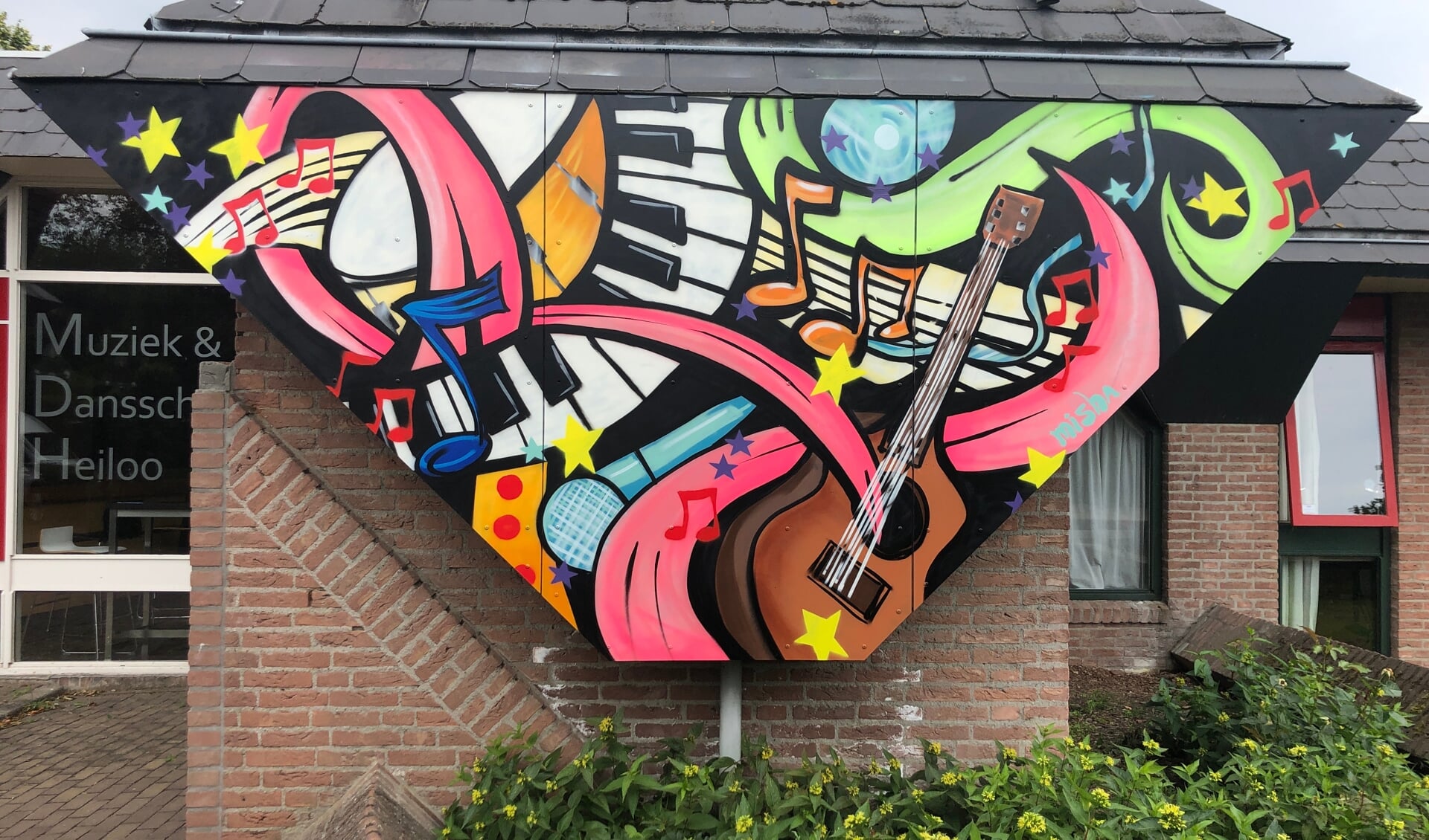 De kleurrijke graffiti is een mooie eyecatcher. 