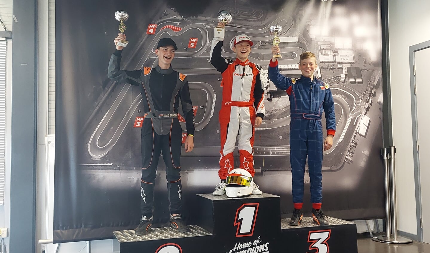 Karter Lucas Koppes kan zijn geluk niet op: eerste podiumplaats op een buitenbaan is een feit