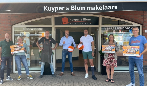 <p>Kuyper & Blom makelaars verrast Heilooërs met BBQ cheques</p>