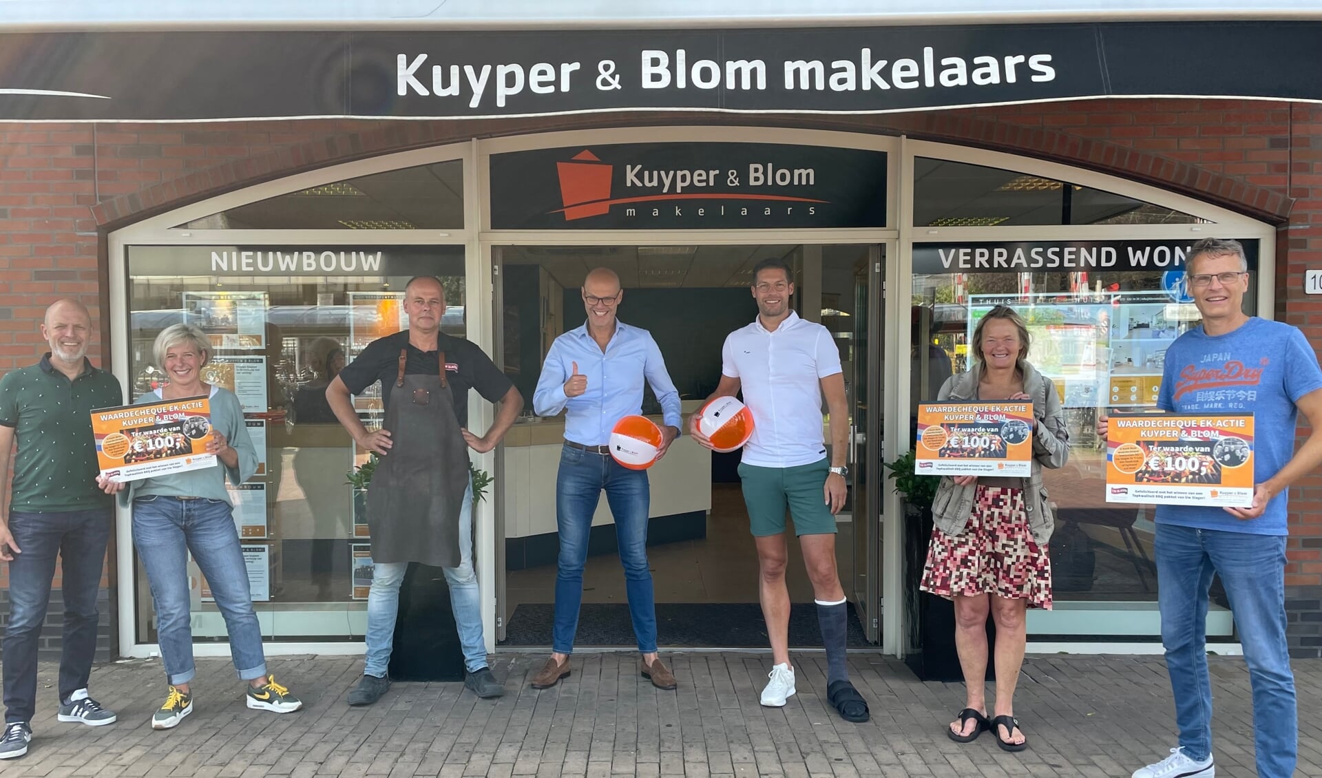 Kuyper & Blom makelaars verrast Heilooërs met BBQ cheques