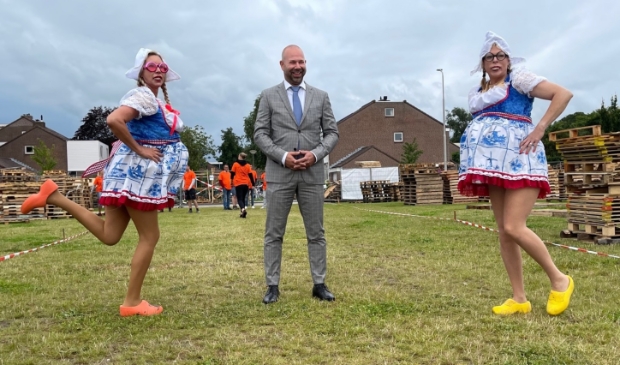 <p>Burgemeester Sebastiaan Nieuwland vergezeld door 'oerhollandse' dames Sabina Beentjes en Loes Cornelisse tijdens de opening van Huttenweek 2021.</p>