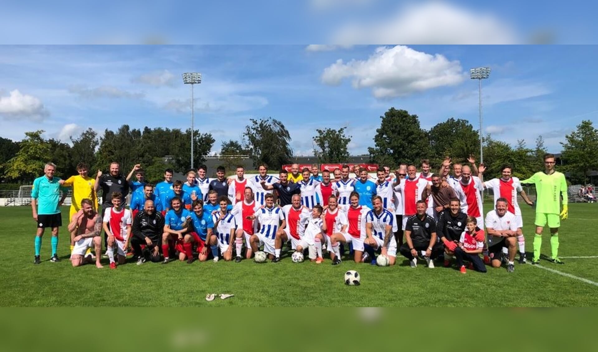 De selectie van F.C. Castricum en het team van Only Friends