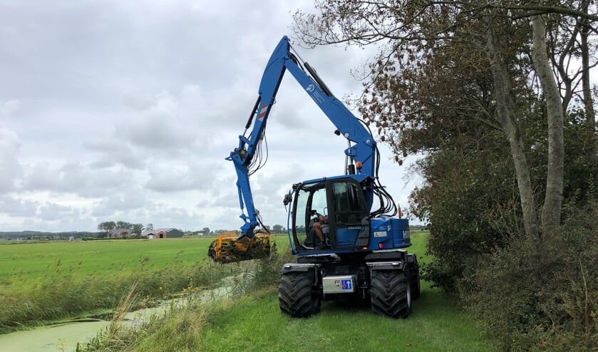 <p>Een schone sloot is nodig om het water snel af te kunnen voeren naar gemalen bij hevige neerslag.</p>