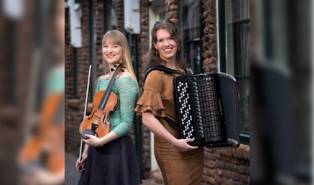Duo De Thuiskomst: Quirine van Hoek (viool) en Ellen Zijm (accordeon).