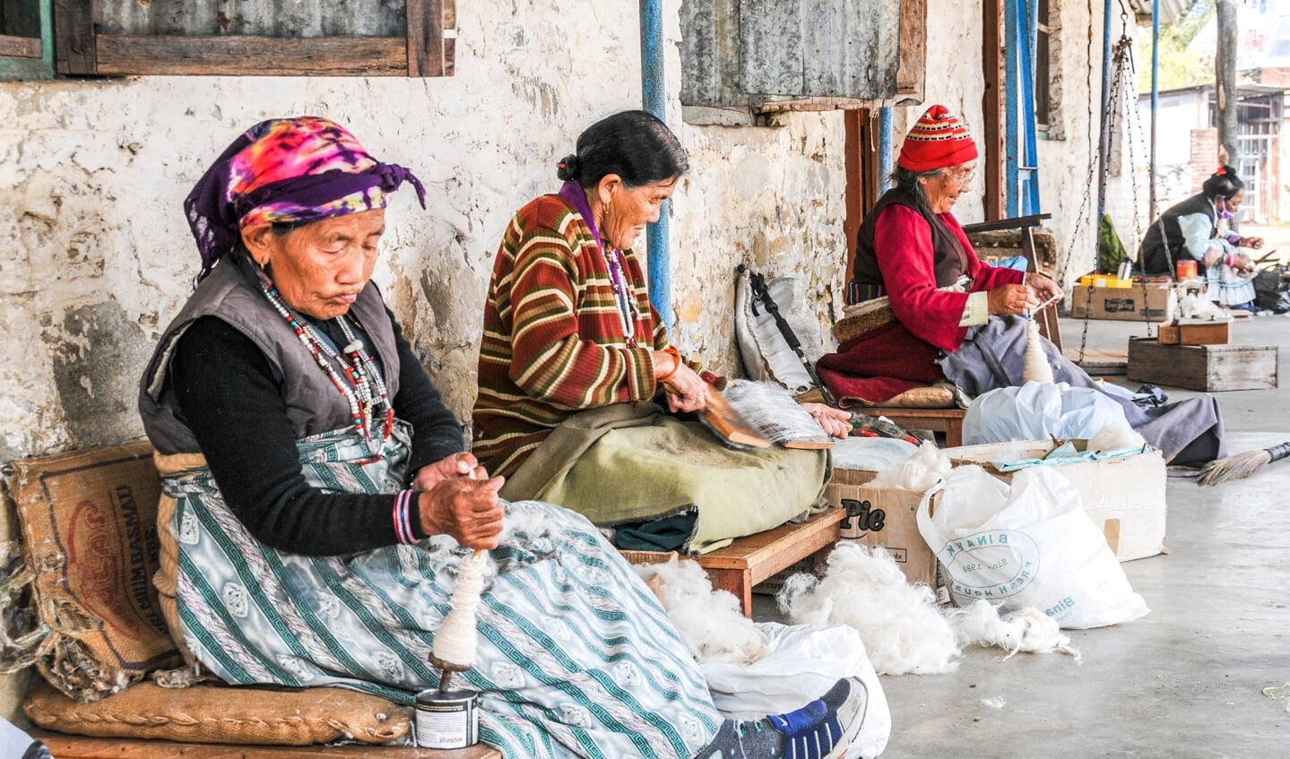 Tweede prijs: Tibetaanse vrouwen spinnen en kaarden wol. Saamhorig en verbonden. 