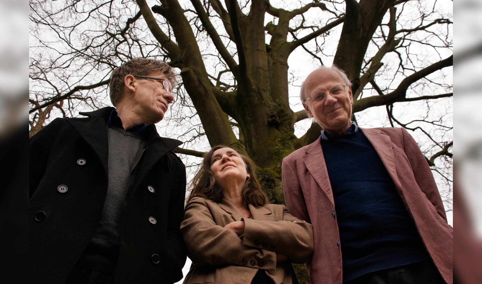 Van links naar rechts: Albert Veenendaal, Corrie van Binsbergen en Toon Tellegen verzorgen een literair concert.