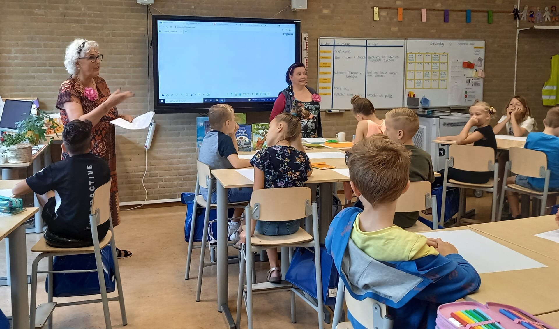 Dichters Margreet Schouwenaar (l) en Katelijne Brouwer op bezoek in groep 5 op kindcentrum De Duif 