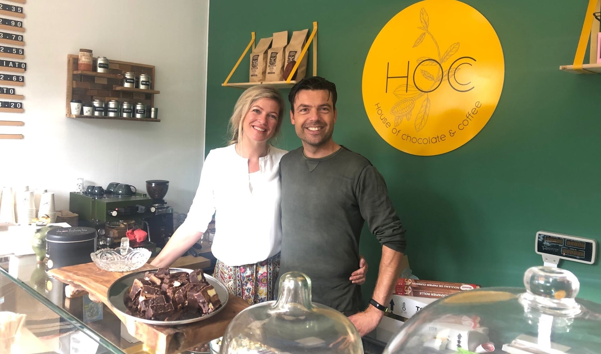 De trotse eigenaresse Wendy Boereboom-Tervoort en haar man voor House of Chocolate & Coffee.