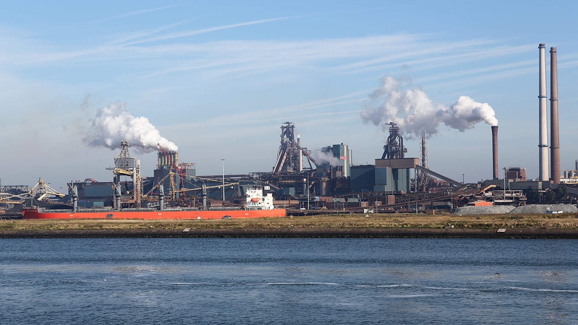 Tata Steel langs het Noordzeekanaal in Velsen.